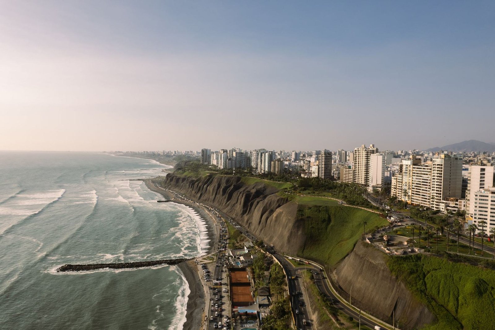 La costa di Lima vista dall'alto, con la Costa Verde e i quartieri sul mare